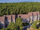 Od szerokiej piaszczystej plaży oddziela go tylko pas sosnowego lasu