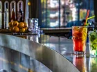 W hotelu znajduje się nowoczesny drink bar