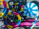 Kilka różnorodnych zjeżdżalni zapewnia dzieciom sporo frajdy