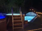 Mieści się tu zewnętrzna sauna fińska oraz jacuzzi