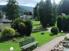 W ogrodzie mieści się zadaszony grill, plac zabaw i boisko do siatkówki