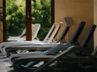 Przy basenie wewnętrznym można odpocząć na leżakach
