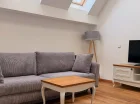 Apartament posiada odrębną sypialnię i salon z rozkładaną kanapą