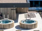 Na zewnątrz też są wanny jacuzzi