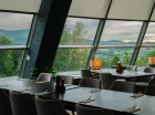 Z okien restauracji można podziwiać górskie szczyty