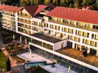 Kompleks hotelowy leży pośród lasów Puszczy Piskiej nad jeziorem Bełdany