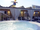 Dorośli mogą się relaksować w jacuzzi przy basenie