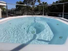 Na dachu mieści się jacuzzi z widokiem na las