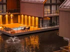 Można tutaj zamieszkać w hotelu lub willi z własnym zewnętrznym jacuzzi