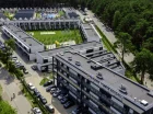 Można tutaj zamieszkać w sezonowych domkach lub całorocznych apartamentach