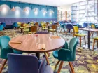 Jasny wystrój restauracji zachęca do wspólnego spożywania posiłków