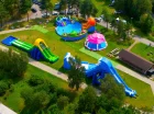 Wodny plac zabaw składa się z kilku niemałych atrakcji