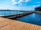 Latem goście Hotelu Windsor mają dostęp do prywatnej plaży z pomostem