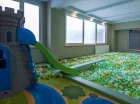 Sala zabaw dla dzieci z wielkim basenem z kulkami