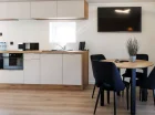 W domku premium plus jest wyposażony aneks kuchenny z mikrofalówką