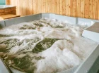 W jednej z wanien jacuzzi jest woda solankowa
