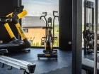 Jest tu m.in. bieżnia elektryczna, rower treningowy, ergometr wioślarski