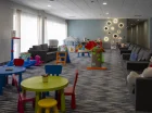 Sala zabaw ma różnorodne atrakcje dla maluchów i wygodne sofy dla rodziców
