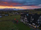 Hotel Malinowy Potok o zachodzie słońca, w tle Tatry