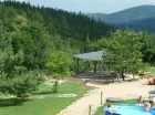 Z hotelu i ogrodu widać góry. Jest tu wiata grillowa i miejsce na ognisko
