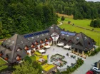Hotel jest położony pod lasem