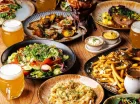 Do obiadu warto zamówić kraftowe piwo wyrabiane na miejscu w hotelowym browarze