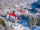 Obiekt jest pięknie wkomponowany w okoliczną przyrodę