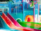 Park wodny jest wypełniony atrakcjami dla dzieci