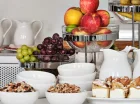 Hotelowa restauracja serwuje śniadania i obiadokolacje