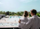 Pokoje mają widok na basen albo park