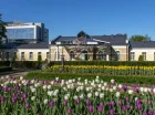 Hotel mieści się w dwóch połączonych budynkach i jest otoczony zadbanym parkiem