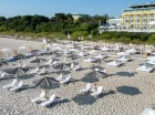 Na plaży przygotowano wygodne łóżka balijskie i leżaki