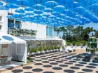 Hotelowy dziedziniec z fontanną
