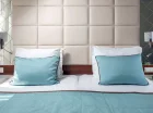 W pokoju jest też minibar, sejf, TV i wifi