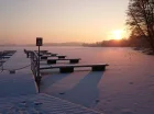 Zachód słońca nad pobliskim Jeziorem Ukiel zimą