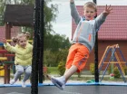 Na dzieci czeka rozległy plac zabaw i trampolina