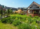 Resort jest otoczony zadbanym ogrodem