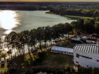 Hotel Ukiel znajduje się wprost nad jeziorem w Olsztynie