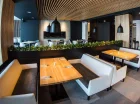 Wnętrza restauracji są eleganckie i nowoczesne