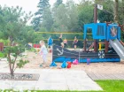 W ogrodzie przygotowano plac zabaw dla dzieci