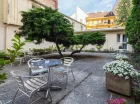 Dziedziniec hotelowy przyjemnie zaaranżowano zielenią