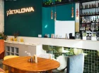 Można tu wypić drinka, kawę, spróbować pysznych deserów