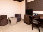 W pokoju jest miejsce do pracy, minibar, TV, wifi, są też szlafroki