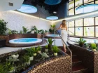 Obok basenu jest dodatkowo strefa z wannami jacuzzi
