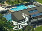 Panorama hotelu z zewnętrznymi basenami, zjeżdżalniami i tarasem