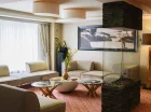 W hotelowym lobby odpoczniesz na wygodnych kanapach