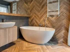 Łazienka z wanną w apartamentowcu Daglezja