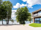 To nowoczesny hotel, położony nad jeziorem Święcajty, na Szlaku Wielkich Jezior