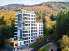 Apartamentowiec Kiczora otoczony lasami Beskidu Małego w jesiennej szacie