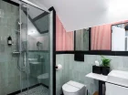 W łazience Deluxe Queen Size jest kabina prysznicowa z deszczownicą